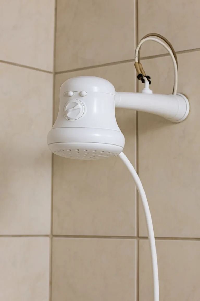 Guia completo para trocar um chuveiro elétrico com defeito com segurança